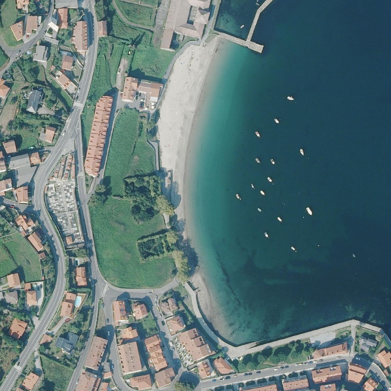 Aerial map of Praia de Quenxe