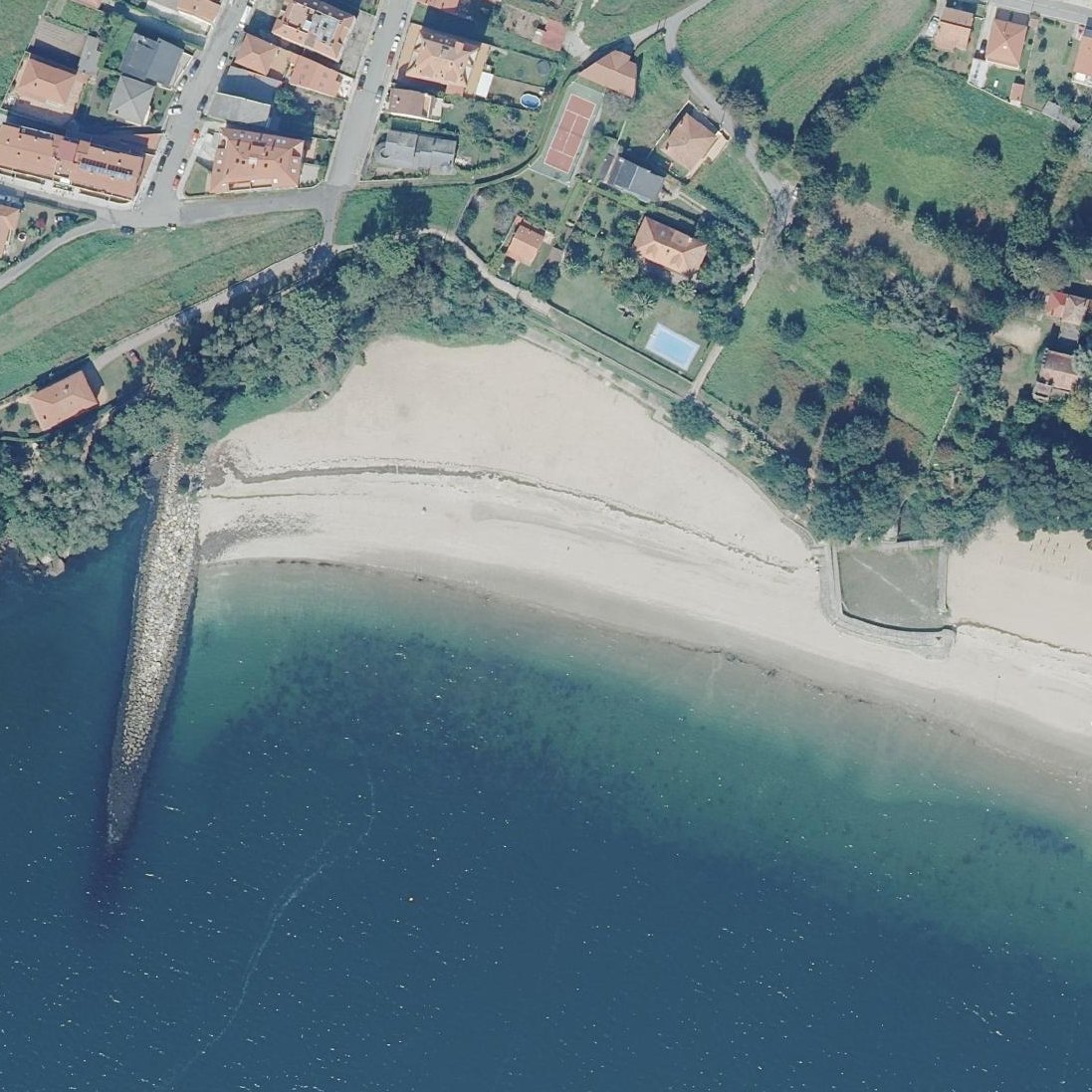 Aerial map of Praia de Quenxo